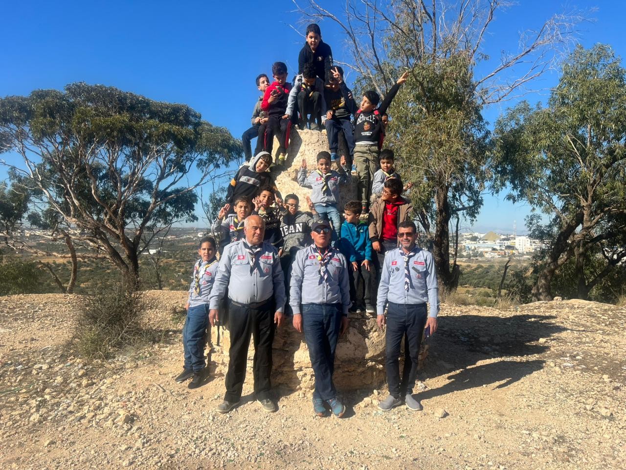 فرقة النوارس للأشبال في خرجة استكشافية إلى معصرة زيتون تقليدية